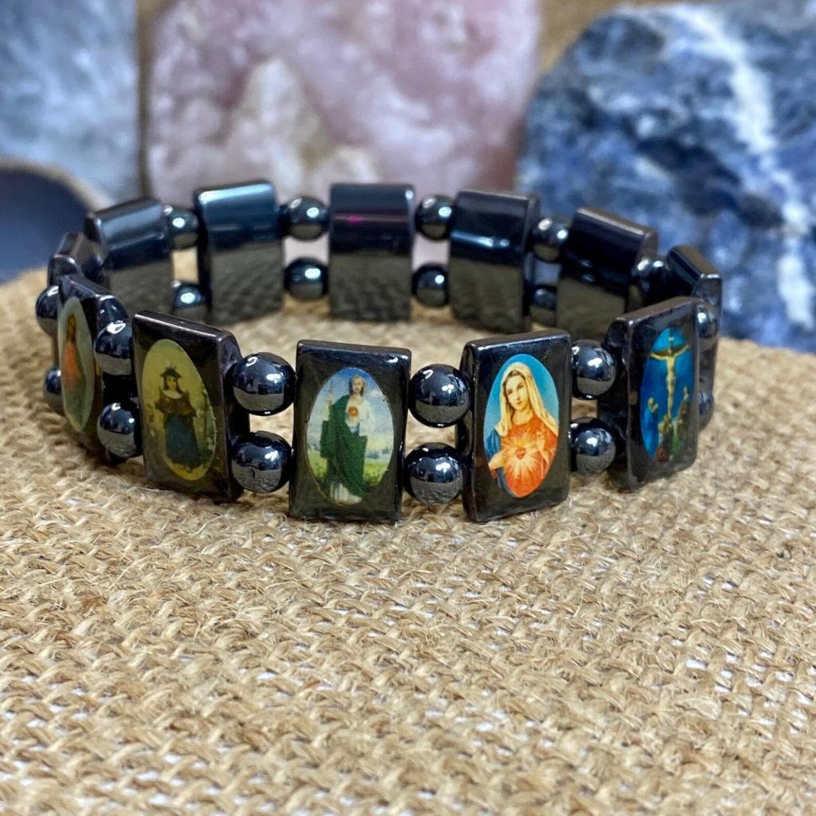 BRACELETE SAGRADA FEITA À MÃO COM IMAGENS DE SANTOS CATÓLICOS E VIRGENS